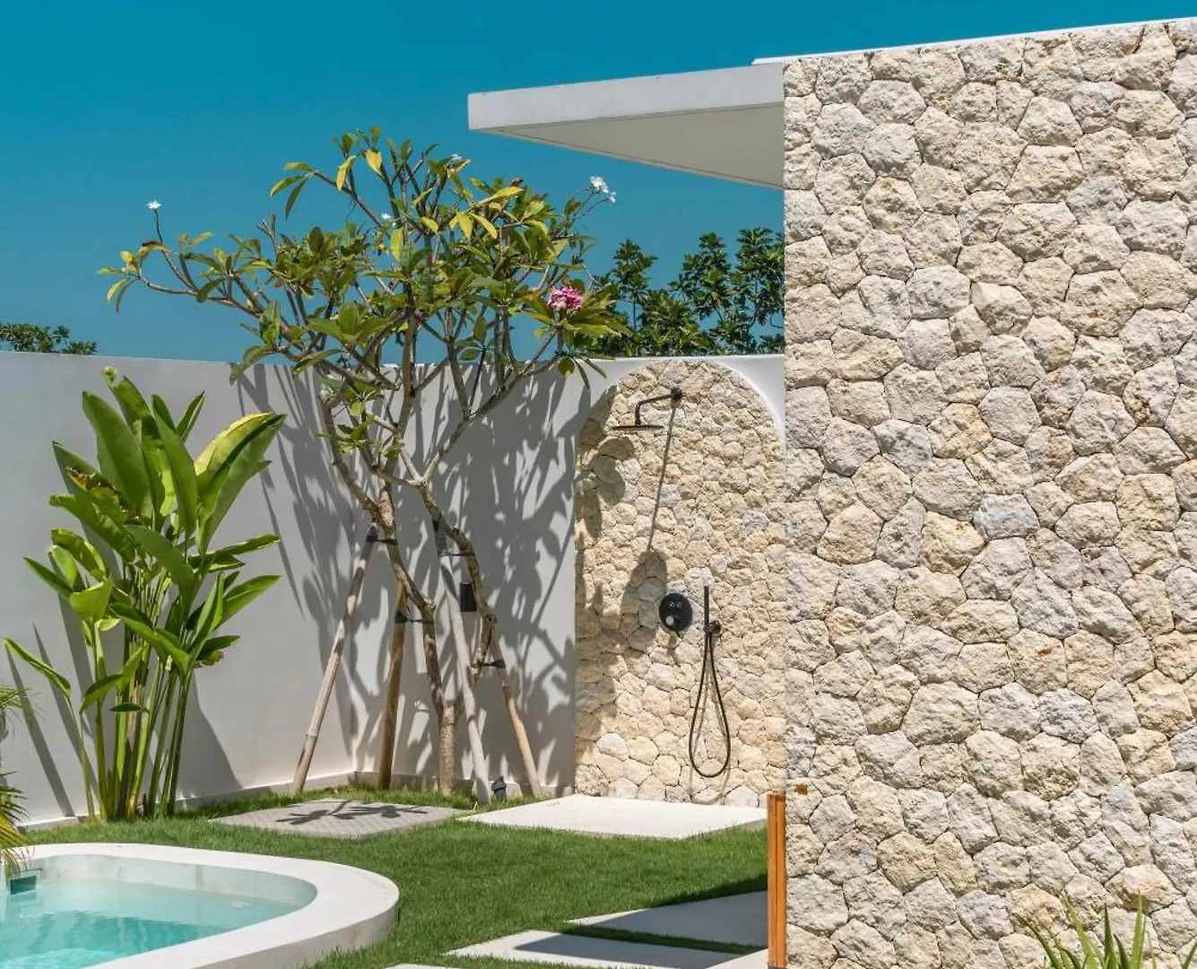 Umalas Escape - Premier 3Br Tropical Villa Steps From Canggu  Canggu (Bali)