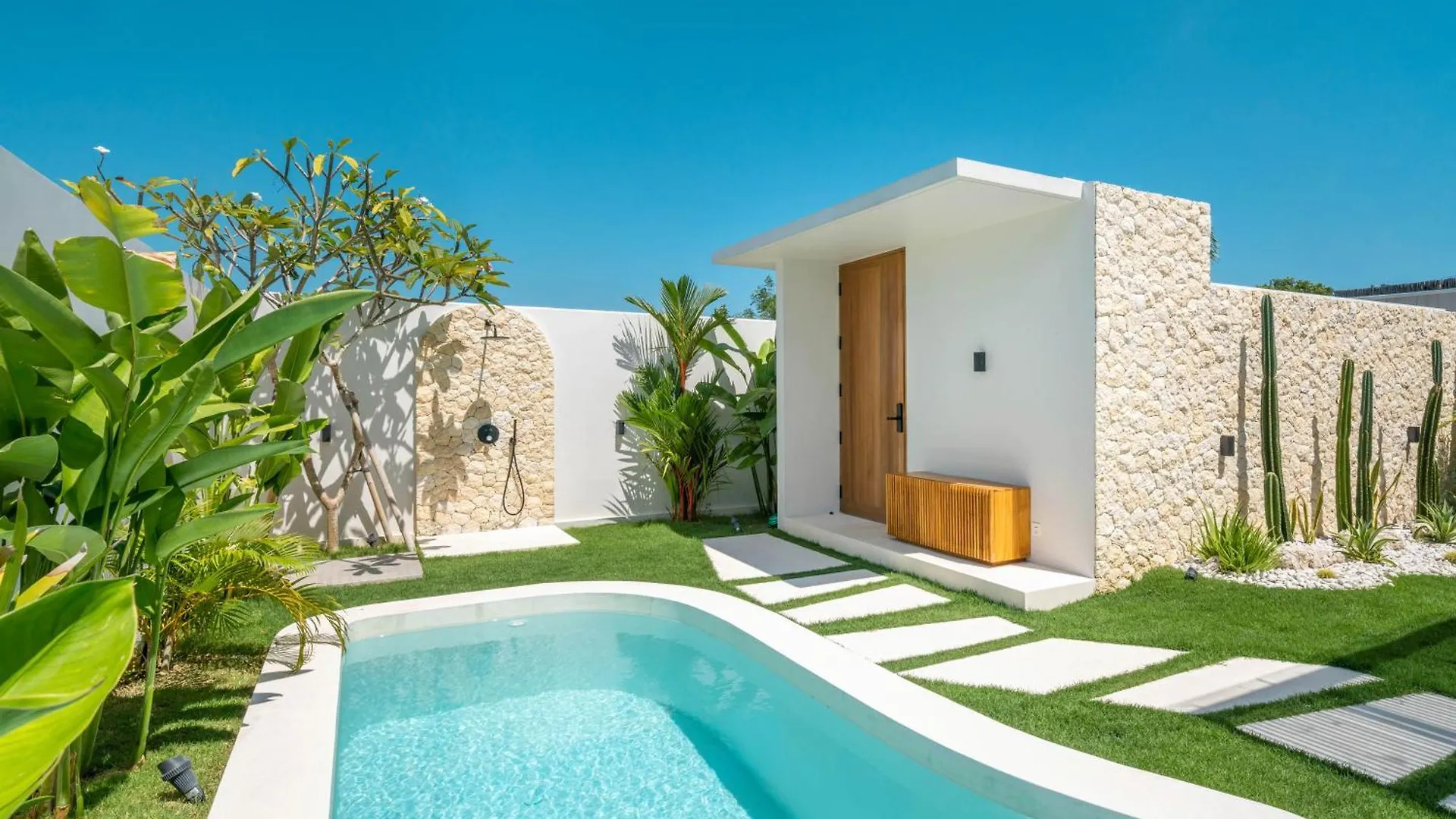 Umalas Escape - Premier 3Br Tropical Villa Steps From Canggu  Canggu (Bali)